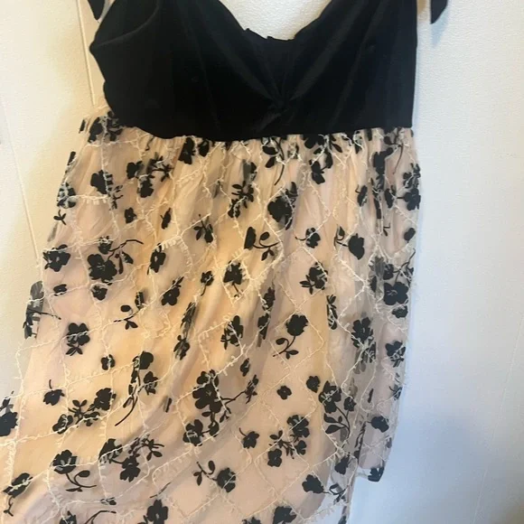 Black & Nude Floral Dress (Size M) NWT - Picture 3 of 7